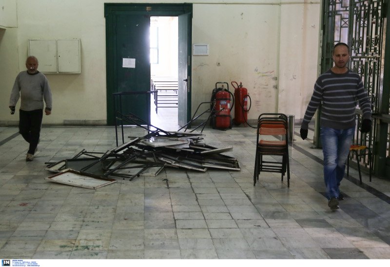 Η επόμενη ημέρα στο Πολυτεχνείο: Συντρίμμια και αποκαΐδια άφησαν πίσω τους οι κουκουλοφόροι | iefimerida.gr 2