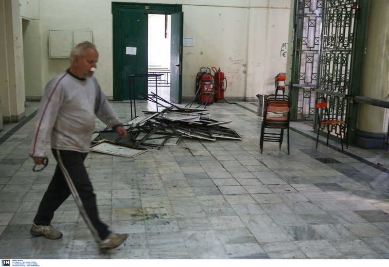 Η επόμενη ημέρα στο Πολυτεχνείο: Συντρίμμια και αποκαΐδια άφησαν πίσω τους οι κουκουλοφόροι | iefimerida.gr 3