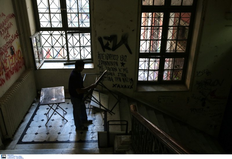 Η επόμενη ημέρα στο Πολυτεχνείο: Συντρίμμια και αποκαΐδια άφησαν πίσω τους οι κουκουλοφόροι | iefimerida.gr 4