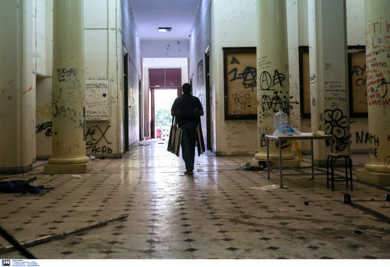 Η επόμενη ημέρα στο Πολυτεχνείο: Συντρίμμια και αποκαΐδια άφησαν πίσω τους οι κουκουλοφόροι | iefimerida.gr 9