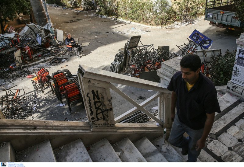 Η επόμενη ημέρα στο Πολυτεχνείο: Συντρίμμια και αποκαΐδια άφησαν πίσω τους οι κουκουλοφόροι | iefimerida.gr 11