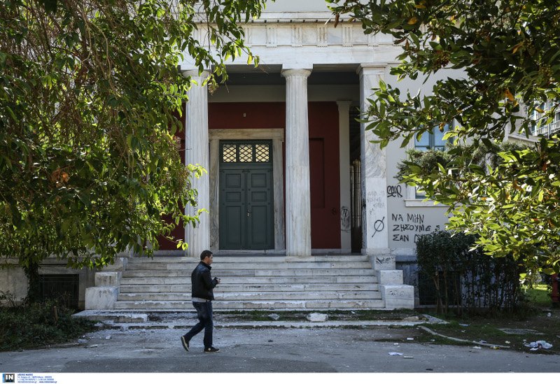 Η επόμενη ημέρα στο Πολυτεχνείο: Συντρίμμια και αποκαΐδια άφησαν πίσω τους οι κουκουλοφόροι | iefimerida.gr 12