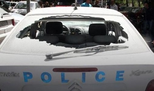 Επιτέθηκαν με πέτρες σε περιπολικό έξω από την ΑΣΟΕΕ -Συνδικαλιστές: «Είναι άβατο και η Μαυρομματαίων;» | iefimerida.gr 0