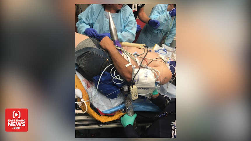 Απίστευτο! Tον κάρφωσε τεράστιο σουβλί και επέζησε! [εικόνες & βίντεο]  | iefimerida.gr 1