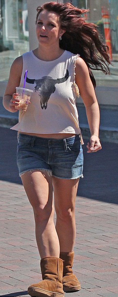 Η πτώση μιας σταρ - Η Μπρίτνεϊ Σπίαρς φορά κοντό σορτσάκι και ξεφτιλίζεται [εικόνες] | iefimerida.gr 2