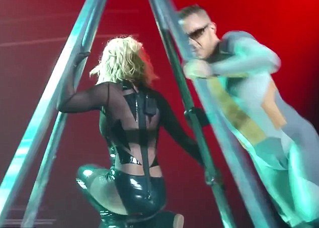 Αποκαλυπτικό ατύχημα της Μπρίτνεϊ Σπίαρς στη σκηνή -Ετρεχαν να της κλείσουν το φερμουάρ [εικόνες & βίντεο] | iefimerida.gr 1