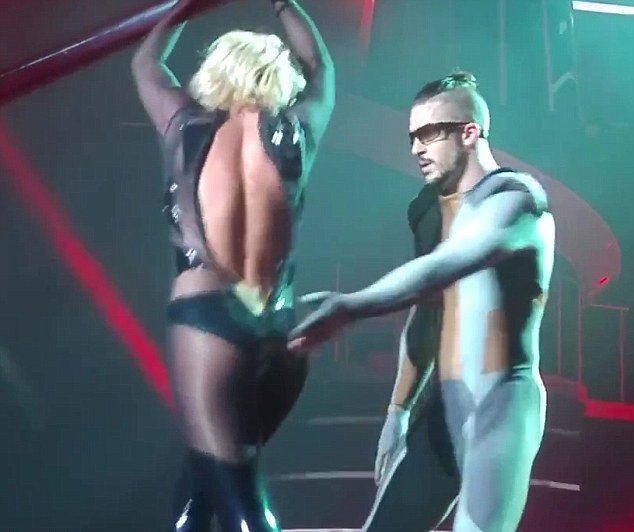 Αποκαλυπτικό ατύχημα της Μπρίτνεϊ Σπίαρς στη σκηνή -Ετρεχαν να της κλείσουν το φερμουάρ [εικόνες & βίντεο] | iefimerida.gr 3