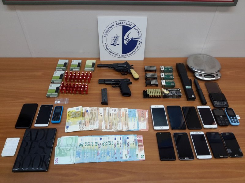 Οσα κατασχέθηκαν στα σπίτια των συλληφθέντων στην Αθήνα.