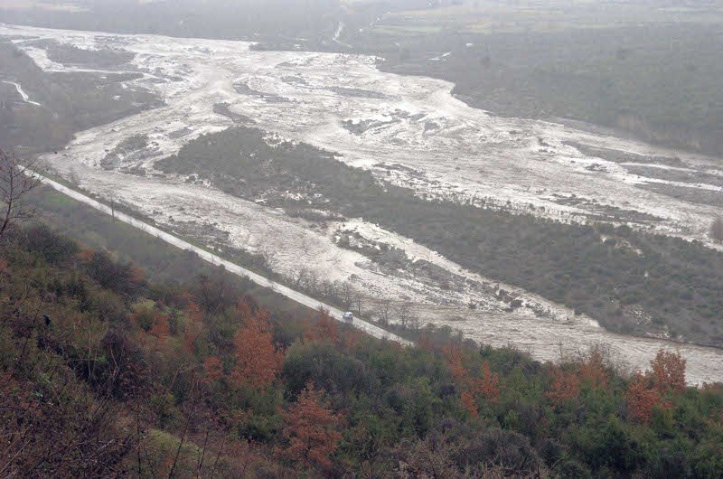 Ο πλημμυρισμένος Σπερχειός ποταμός το 2015, δημιούργησε σοβαρά προβλήματα στις καλλιέργειες της περιοχής αλλά και στην κυκλοφορία στο οδικό δίκτυο. Φωτογραφία: Eurokinissi