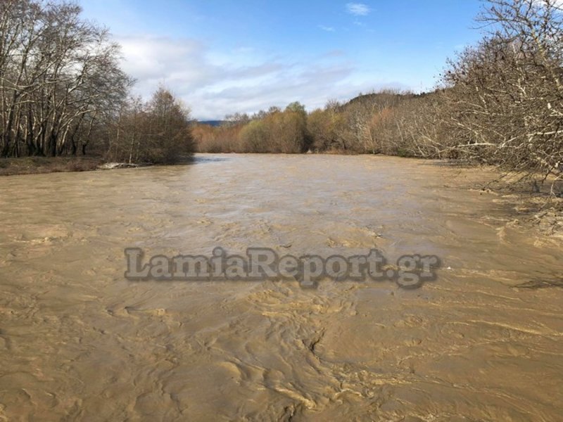 «Φούσκωσε» ο Σπερχειός- Σε επιφυλακή οι Αρχές [εικόνες] | iefimerida.gr 4