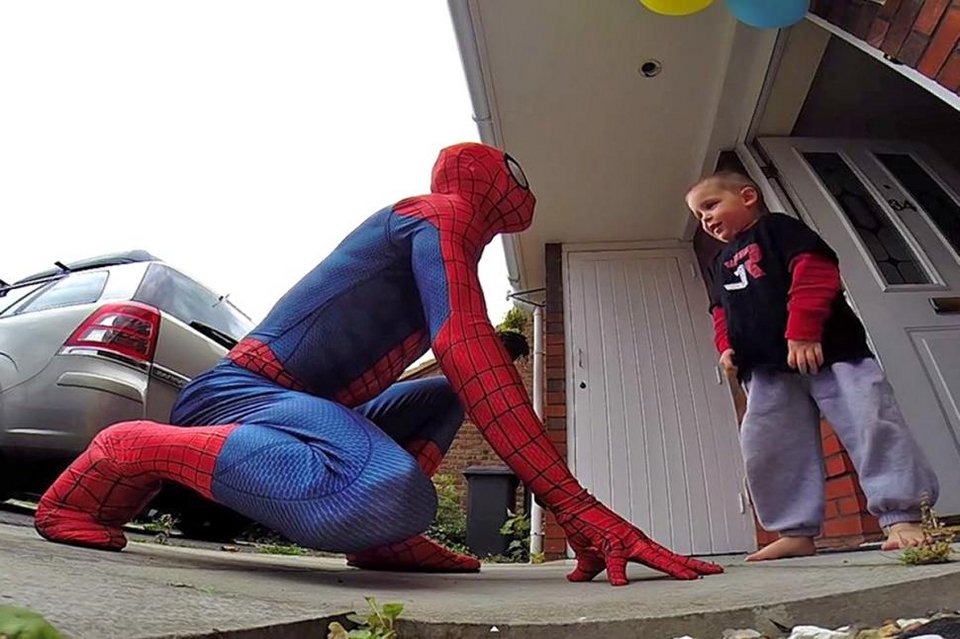 Πατέρας έγινε Spiderman για να κάνει έκπληξη στον γιο του που έχει καρκίνο [βίντεο & εικόνες] | iefimerida.gr 1