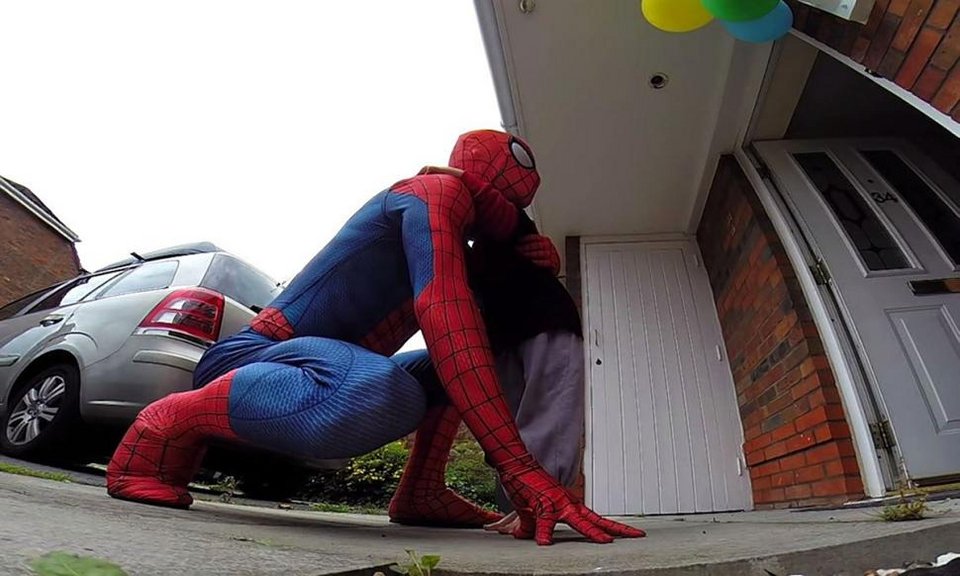 Πατέρας έγινε Spiderman για να κάνει έκπληξη στον γιο του που έχει καρκίνο [βίντεο & εικόνες] | iefimerida.gr 3