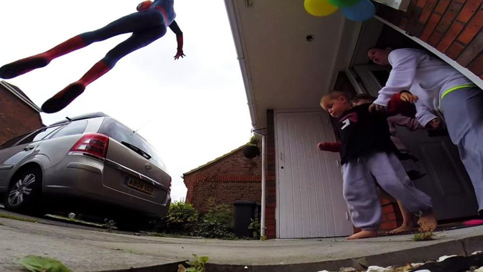 Πατέρας έγινε Spiderman για να κάνει έκπληξη στον γιο του που έχει καρκίνο [βίντεο & εικόνες] | iefimerida.gr 2