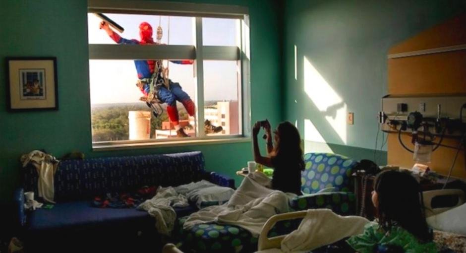 Καθαριστές τζαμιών για μια μέρα το χρόνο γίνονται ο Σπάιντερμαν, ο Μπάτμαν και ο Σούπερμαν [εικόνες] | iefimerida.gr 1