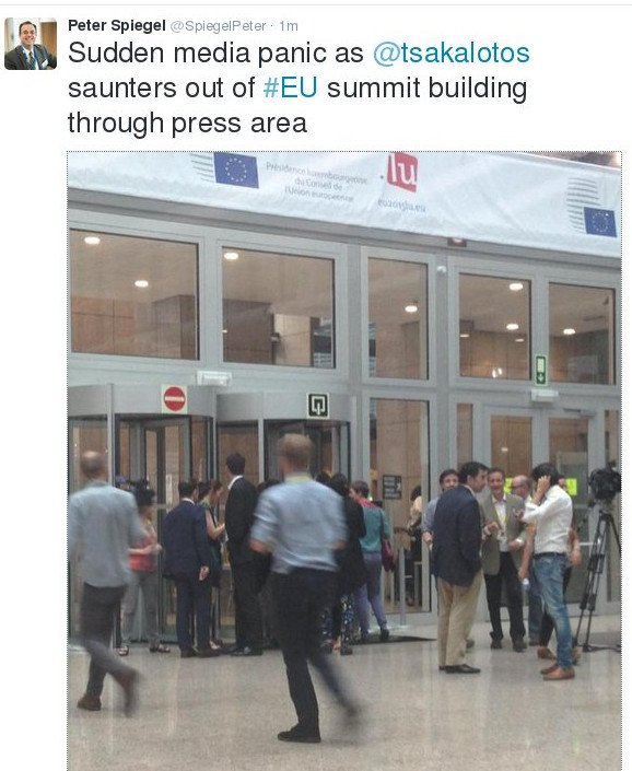 Ο Τσακαλώτος έφυγε από το κτίριο της Συνόδου - Ο... πανικός των ΜΜΕ [εικόνα] | iefimerida.gr 0