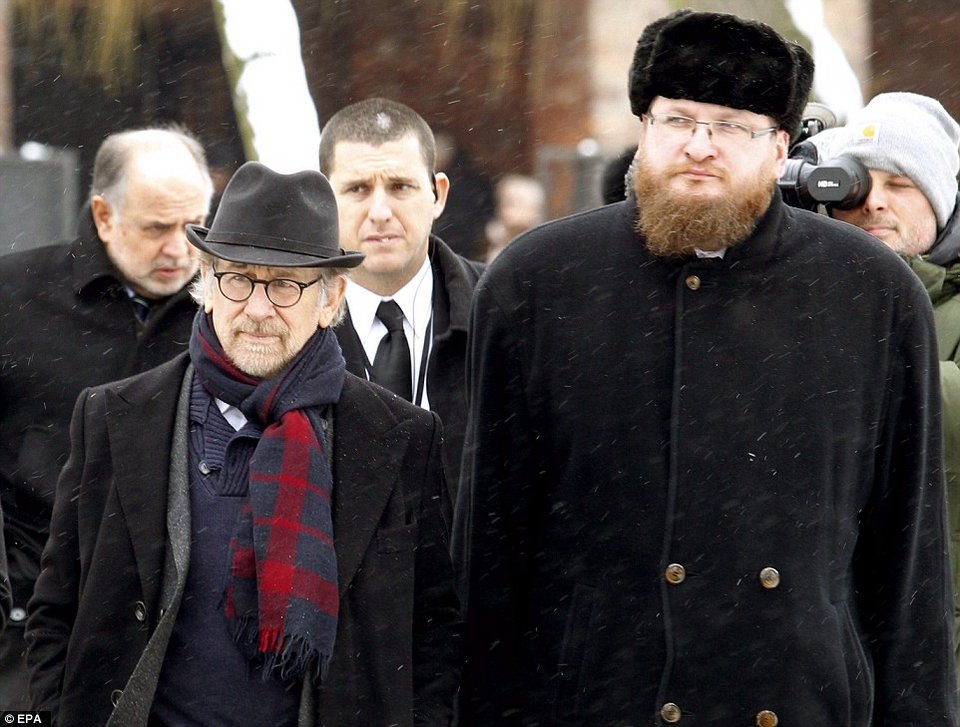 Oι επιζήσαντες του Αουσβιτς πέρασαν ξανά την πύλη του στρατοπέδου [εικόνες] | iefimerida.gr 10