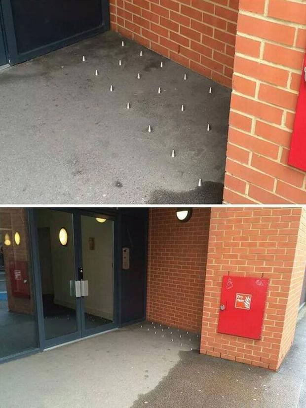 Εβαλαν καρφιά στο πεζοδρόμιο για να μην κοιμούνται οι άστεγοι -Κύμα κατακραυγής στα social media [εικόνες] | iefimerida.gr 0