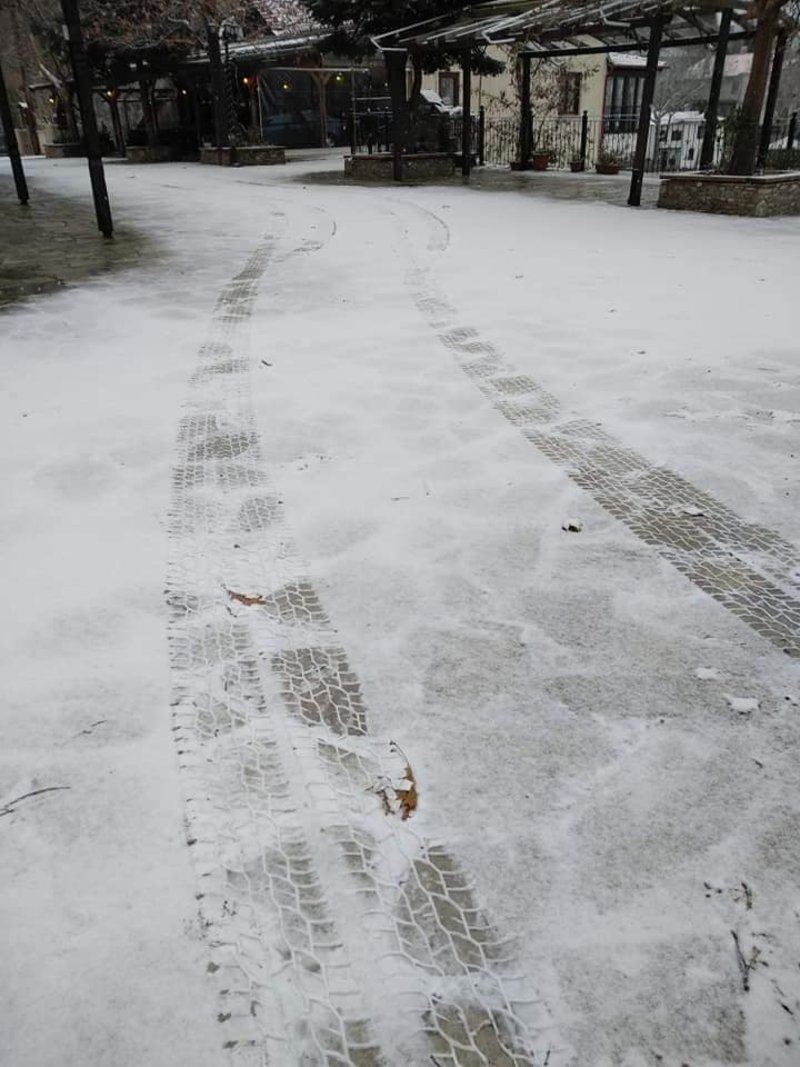 Στα λευκά τα ορεινά του νομού Λάρισας –Χιόνι σε Φάρσαλα και Μακρυχώρι [βίντεο & εικόνες] | iefimerida.gr 1