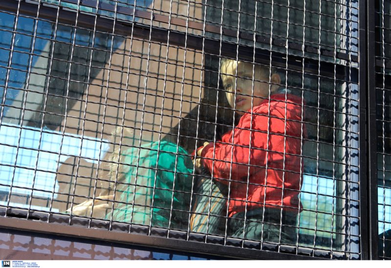 Κρήτη: Οι διακινητές έκρυβαν σε σπηλιές και μάντρες τους μετανάστες -Εξαρθρώθηκε το κύκλωμα [εικόνες] | iefimerida.gr 2