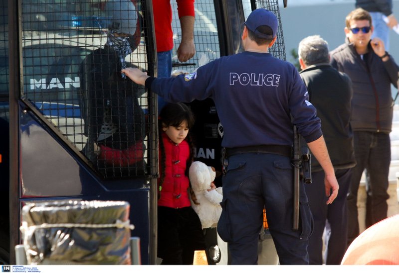 Κρήτη: Οι διακινητές έκρυβαν σε σπηλιές και μάντρες τους μετανάστες -Εξαρθρώθηκε το κύκλωμα [εικόνες] | iefimerida.gr 1