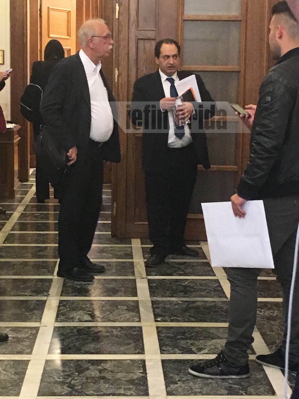 Ο Τσίπρας ζήτησε από τους υπουργούς να παραδώσουν τα κινητά τους πριν το υπουργικό [εικόνες] | iefimerida.gr 5