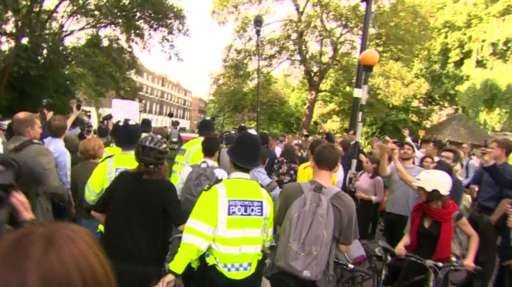 Απίστευτες σκηνές έξω από το σπίτι του Μπόρις Τζόνσον -Κάποιοι τον αποθέωναν, άλλοι τον αποδοκίμαζαν [εικόνα] | iefimerida.gr 0