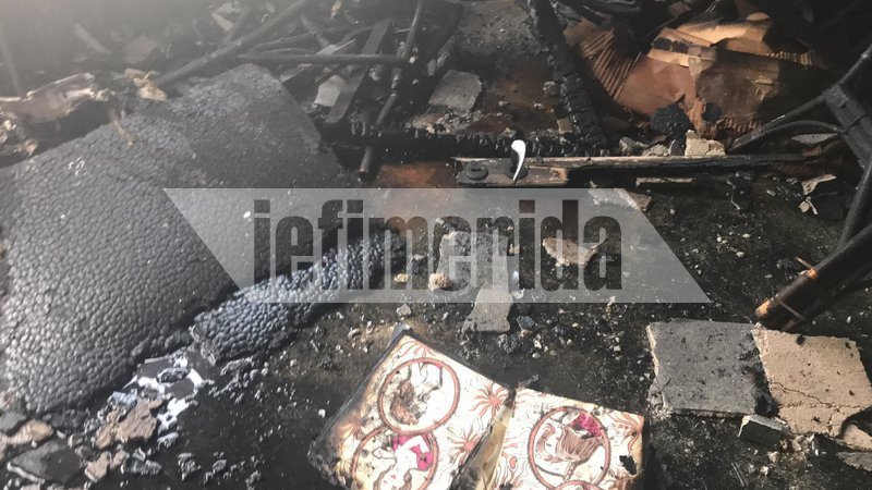 Καμένα έπιπλα και μεγάλες ζημιές άφησε πίσω της η φωτιά σε σπίτι δίπλα στην αποθήκη στο Περιστέρι [εικόνες & βίντεο] | iefimerida.gr 0
