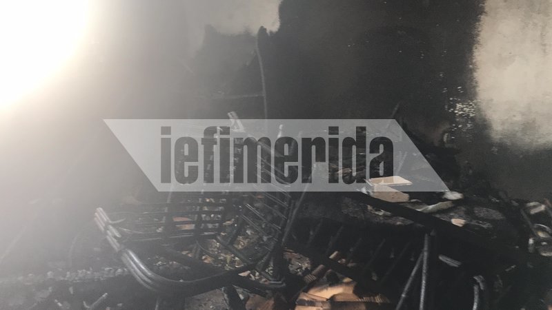 Καμένα έπιπλα και μεγάλες ζημιές άφησε πίσω της η φωτιά σε σπίτι δίπλα στην αποθήκη στο Περιστέρι [εικόνες & βίντεο] | iefimerida.gr 2