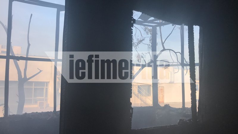 Καμένα έπιπλα και μεγάλες ζημιές άφησε πίσω της η φωτιά σε σπίτι δίπλα στην αποθήκη στο Περιστέρι [εικόνες & βίντεο] | iefimerida.gr 3