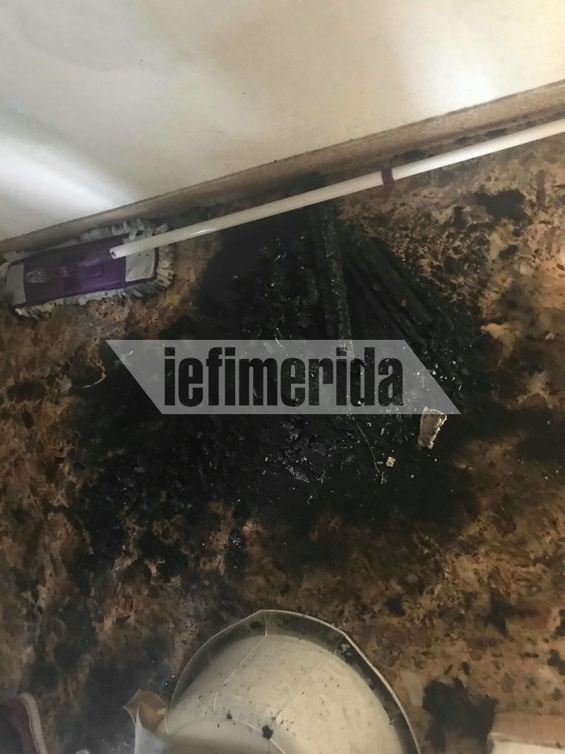 Καμένα έπιπλα και μεγάλες ζημιές άφησε πίσω της η φωτιά σε σπίτι δίπλα στην αποθήκη στο Περιστέρι [εικόνες & βίντεο] | iefimerida.gr 5