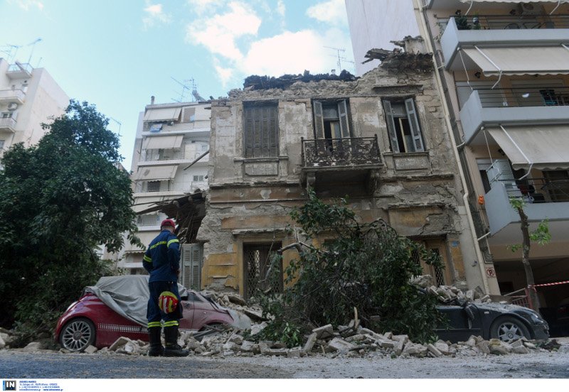 Μερική κατάρρευση κτιρίου στον Πειραιά [εικόνες] | iefimerida.gr 0