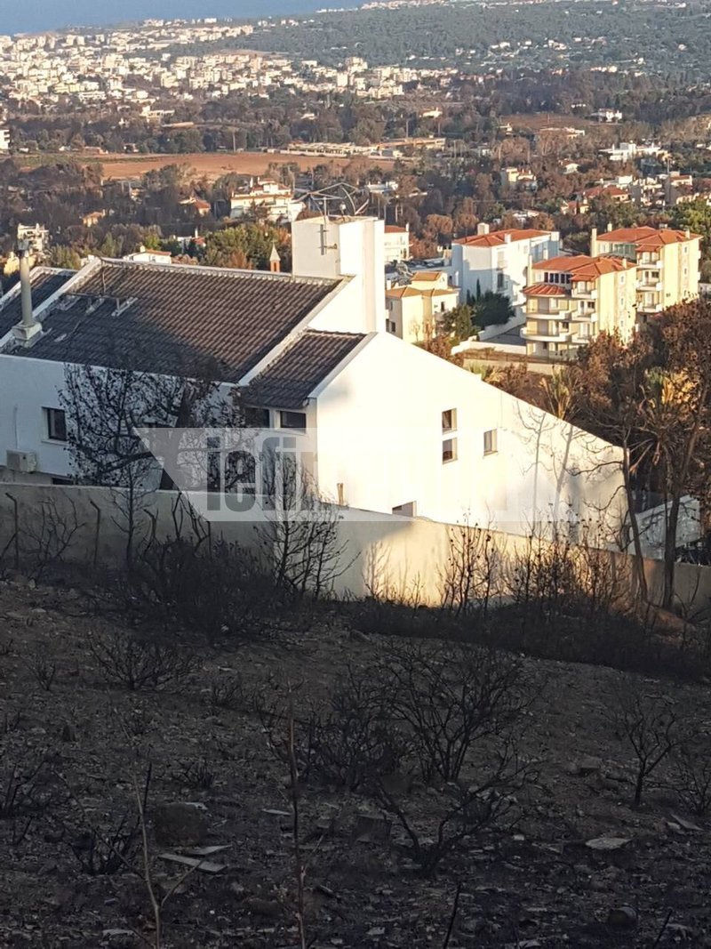 Ενώ όλα γύρω κάηκαν, το σπίτι του Ηλία Ψινάκη τη γλίτωσε από τη φωτιά [εικόνες] | iefimerida.gr 0