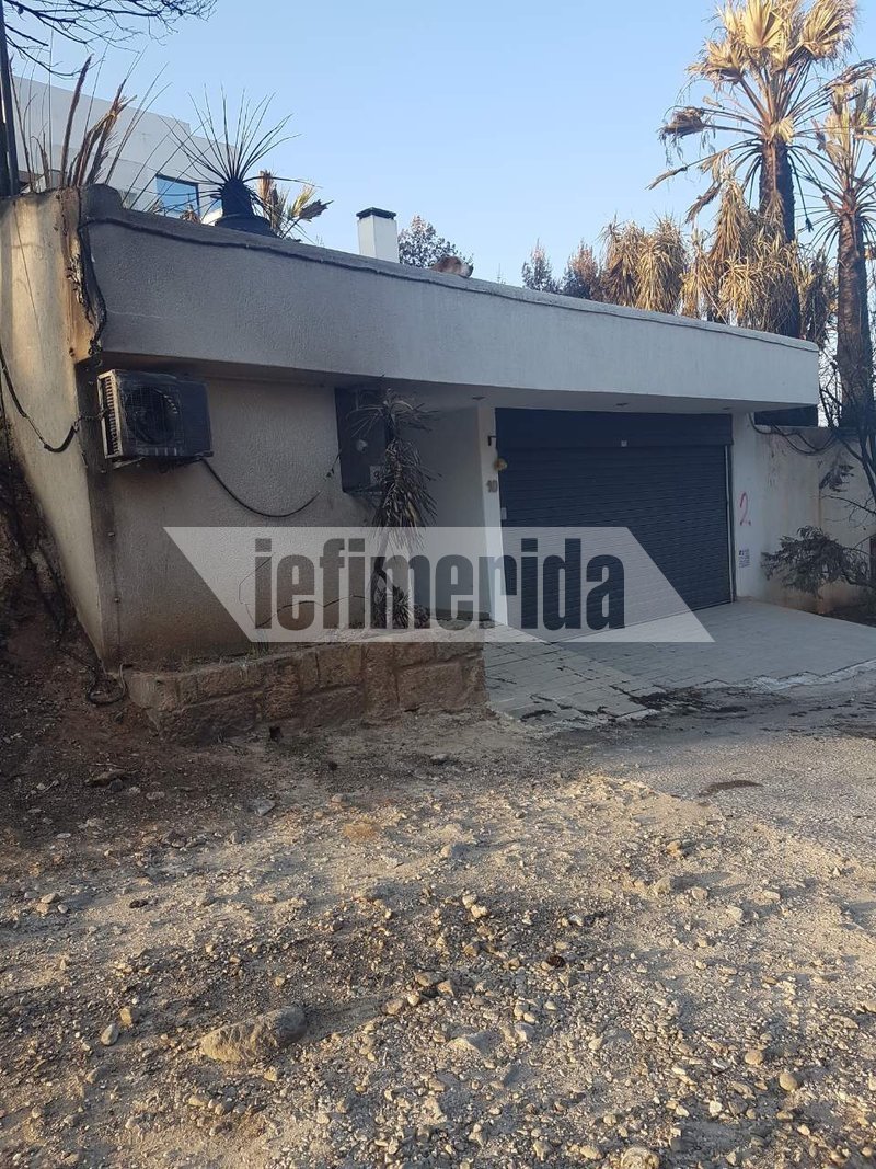 Ενώ όλα γύρω κάηκαν, το σπίτι του Ηλία Ψινάκη τη γλίτωσε από τη φωτιά [εικόνες] | iefimerida.gr 1