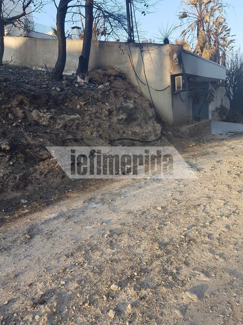 Ενώ όλα γύρω κάηκαν, το σπίτι του Ηλία Ψινάκη τη γλίτωσε από τη φωτιά [εικόνες] | iefimerida.gr 2