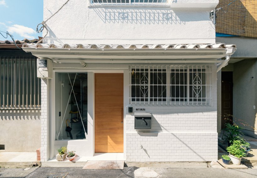 Το σπίτι με τις 3 πόρτες και τους ανύπαρκτους τοίχους: Μία εξωτερική και δύο για τα μπάνια [εικόνες] | iefimerida.gr 0