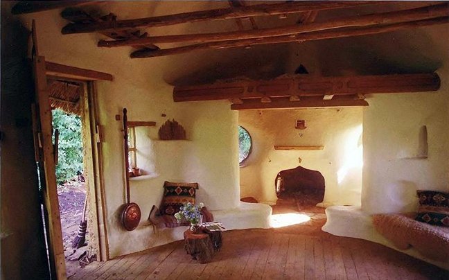 Κι όμως αυτό το «στρουμφόσπιτο» βρίσκεται στη Βρετανία και χτίστηκε με μόλις 180 ευρώ – Ο ένοικος πληρώνει σε είδος [εικόνες] | iefimerida.gr 0