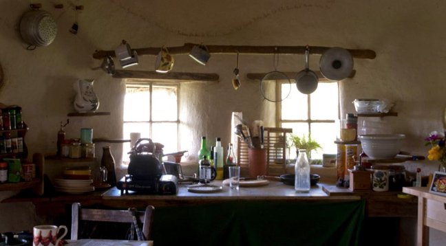 Κι όμως αυτό το «στρουμφόσπιτο» βρίσκεται στη Βρετανία και χτίστηκε με μόλις 180 ευρώ – Ο ένοικος πληρώνει σε είδος [εικόνες] | iefimerida.gr 1