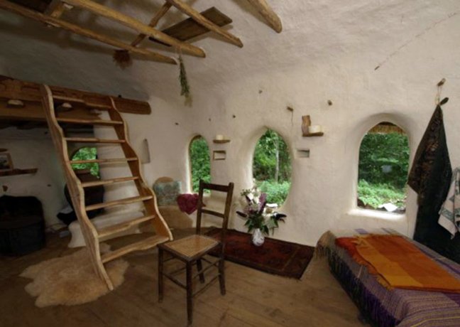 Κι όμως αυτό το «στρουμφόσπιτο» βρίσκεται στη Βρετανία και χτίστηκε με μόλις 180 ευρώ – Ο ένοικος πληρώνει σε είδος [εικόνες] | iefimerida.gr 2