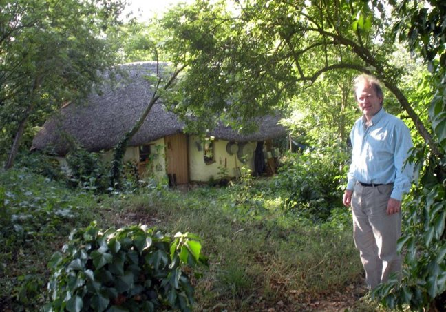 Κι όμως αυτό το «στρουμφόσπιτο» βρίσκεται στη Βρετανία και χτίστηκε με μόλις 180 ευρώ – Ο ένοικος πληρώνει σε είδος [εικόνες] | iefimerida.gr 3