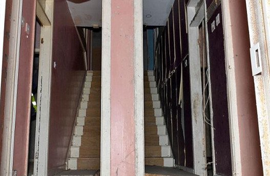  Οδηγός ταξί αγόρασε με ένα ευρώ ένα ετοιμόρροπο... αχούρι και το μετέτρεψε σε ένα καταπληκτικό σπίτι αξίας 190.000 ευρώ -Η απίστευτη μεταμόρφωση [εικόνες & βίντεο] | iefimerida.gr 3