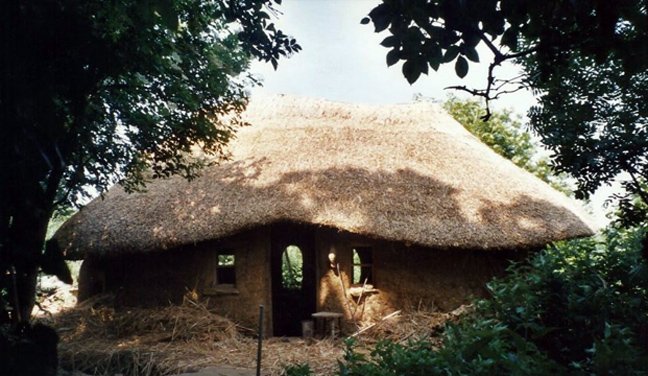 Κι όμως αυτό το «στρουμφόσπιτο» βρίσκεται στη Βρετανία και χτίστηκε με μόλις 180 ευρώ – Ο ένοικος πληρώνει σε είδος [εικόνες] | iefimerida.gr 4