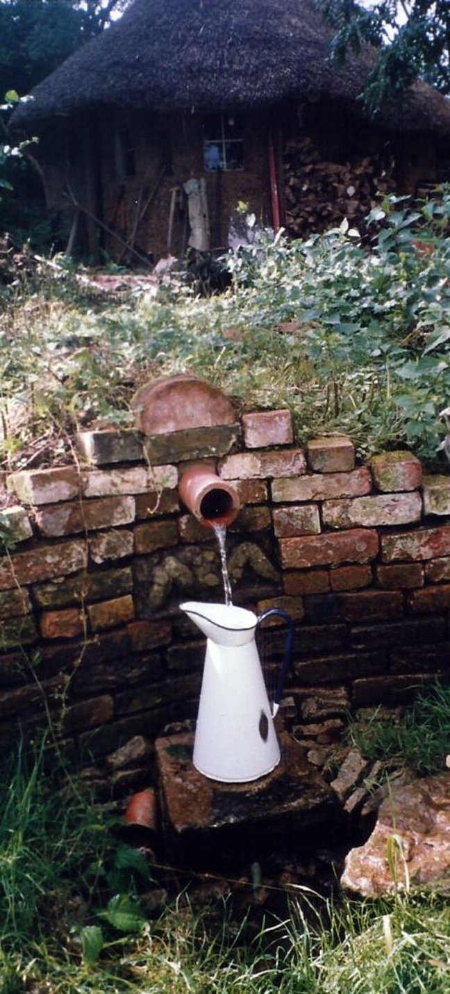 Κι όμως αυτό το «στρουμφόσπιτο» βρίσκεται στη Βρετανία και χτίστηκε με μόλις 180 ευρώ – Ο ένοικος πληρώνει σε είδος [εικόνες] | iefimerida.gr 5