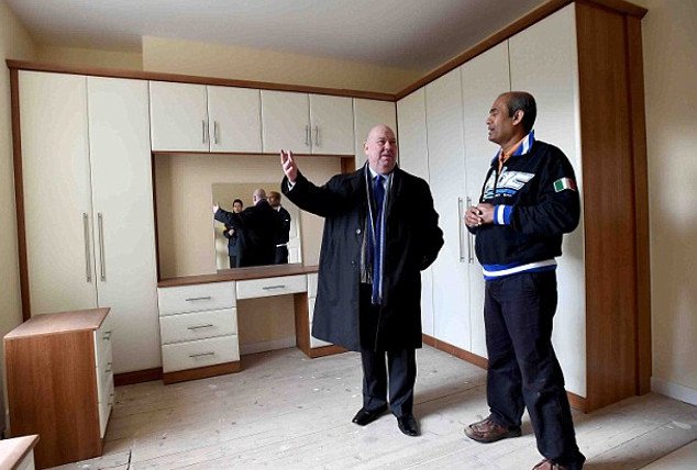  Οδηγός ταξί αγόρασε με ένα ευρώ ένα ετοιμόρροπο... αχούρι και το μετέτρεψε σε ένα καταπληκτικό σπίτι αξίας 190.000 ευρώ -Η απίστευτη μεταμόρφωση [εικόνες & βίντεο] | iefimerida.gr 7