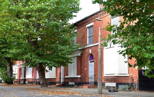  Οδηγός ταξί αγόρασε με ένα ευρώ ένα ετοιμόρροπο... αχούρι και το μετέτρεψε σε ένα καταπληκτικό σπίτι αξίας 190.000 ευρώ -Η απίστευτη μεταμόρφωση [εικόνες & βίντεο] | iefimerida.gr 2