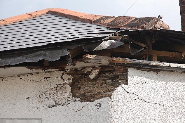 Κομμώτρια μετακομίζει γιατί της τράκαραν... το σπίτι 50 φορές! [εικόνες] | iefimerida.gr 0