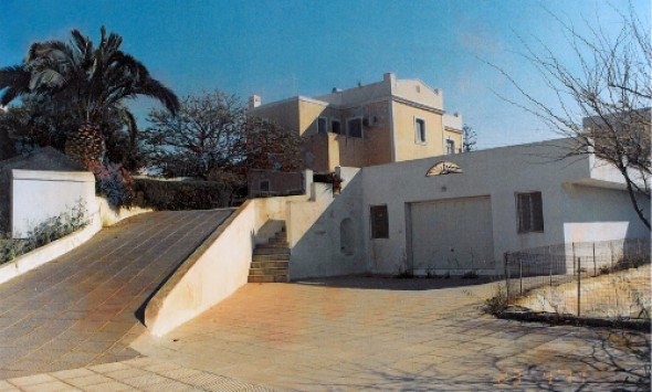 Θύμα διάρρηξης έπεσε ο Γιώργος Νταλάρας- Αγνωστοι εισέβαλαν στο σπίτι του στη Σύρο | iefimerida.gr 0