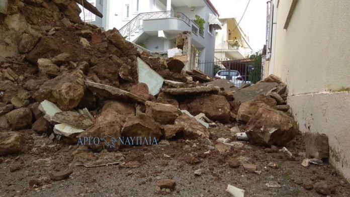 Κατέρευσε ο τοίχος και έκλεισε το στενό