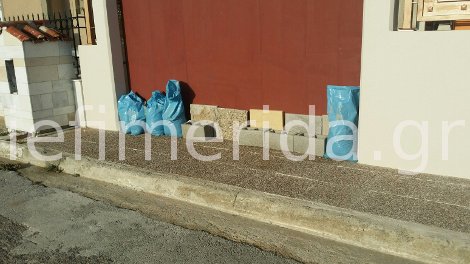  Πανικός στο Ιλιον -Αυτοσχέδια αναχώματα φτιάχνουν οι κάτοικοι για να προστατευθούν από τη βροχή [εικόνες] | iefimerida.gr 2