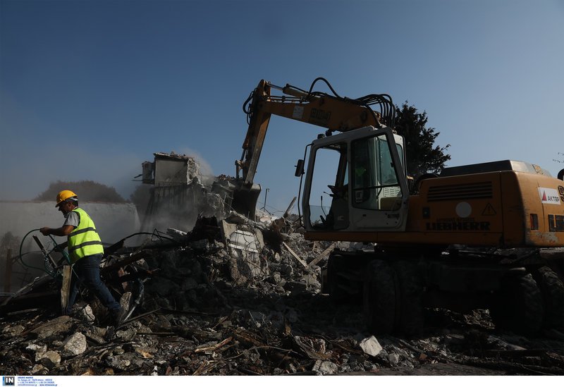 Γκρεμίζουν τα «κόκκινα» σπίτια στο Μάτι [εικόνες] | iefimerida.gr 9