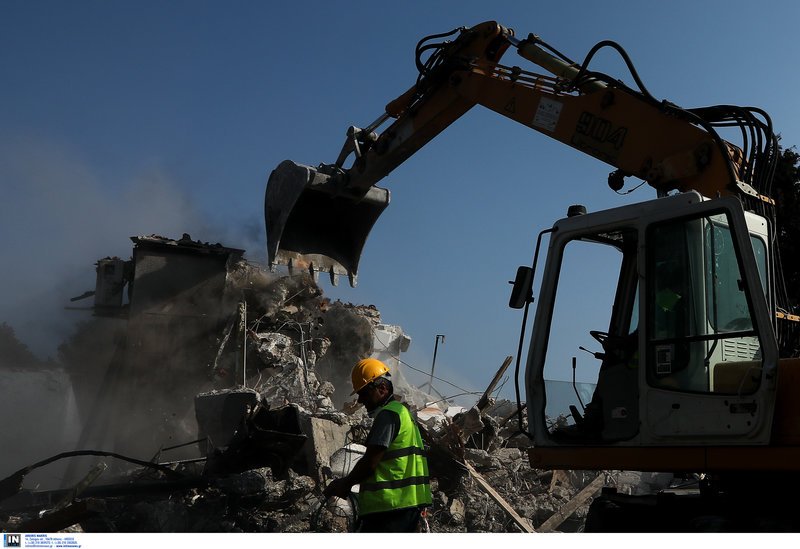 Γκρεμίζουν τα «κόκκινα» σπίτια στο Μάτι [εικόνες] | iefimerida.gr 0